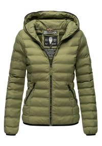 Piumino verde oliva con cappuccio, chiusura zip frontale e due tasche laterali. Il tessuto testurizzato presenta cuciture orizzontali e dettagli neri.