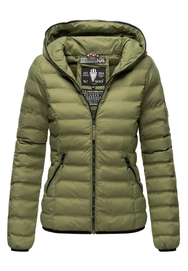 Piumino verde oliva con cappuccio, chiusura zip frontale e due tasche laterali. Il tessuto testurizzato presenta cuciture orizzontali e dettagli neri.