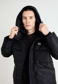 GAP HOODED HEAVYWEIGHT LOGO PUFFER - Ziemas jaka - true black