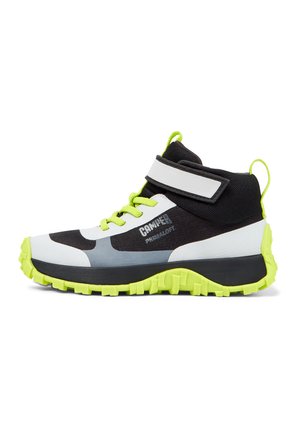 Baskets montantes avec une tige en mesh noir, des accents gris et blancs, une semelle et des lacets vert fluo, et une sangle Velcro pour la fermeture.