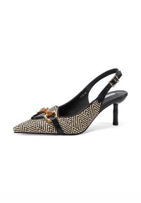 Tacchi slingback a punta nera e crema con motivo a zig zag, dotati di un cinturino nero con dettagli in oro e un piccolo tacco a blocco.