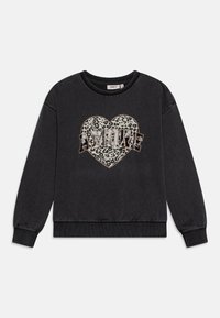 Felpa nera con maniche lunghe, caratterizzata da una grafica a forma di cuore con stampa leopardata e testo "AMORE" in carattere grassetto. Collo e polsini a costine.