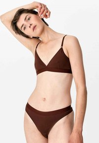 Bruine bralette en bijpassende high-waisted slip; gemaakt van soepel, lichtgewicht materiaal; beschikt over verstelbare bandjes en een minimalistisch ontwerp.
