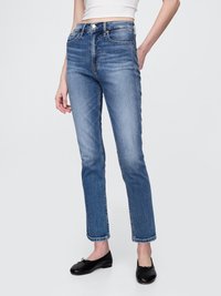 Jeans de cintura alta azul claro com uma silhueta ajustada, perna reta e desbotamento subtil. Com design clássico de cinco bolsos e fecho de botão.