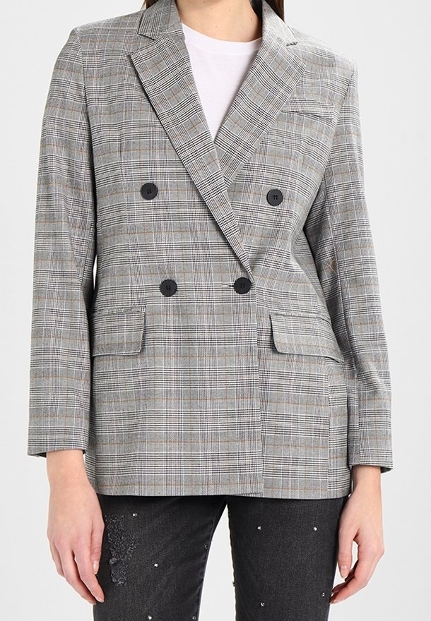 Blazer doppiopetto a fantasia grigia a quadri con bottoni neri, dotato di due tasche frontali e rever a punte. Texture morbida, design strutturato.