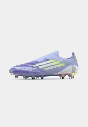 Chaussure de football violette et blanche au design élégant, dotée d'un dessus texturé, d'une marque bien visible et d'accents de crampons colorés sur la semelle.