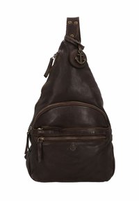 Borsa a tracolla in pelle marrone scuro con tasche a zip sul fronte e un charm in metallo a forma di ancora sulla tracolla e sulla parte anteriore della borsa.