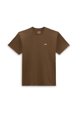 Braunes Vans-T-Shirt mit kurzen Ärmeln, kleinem weißem Vans-Logo auf der linken Brust, Rundhalsausschnitt und Etikett am linken Ärmel vor weißem Hintergrund.