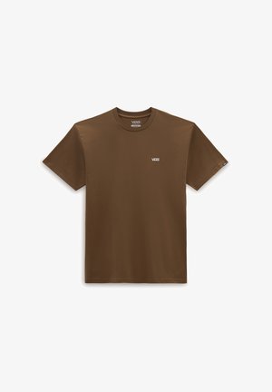 T-shirt Vans marron à manches courtes avec petit logo Vans blanc sur la poitrine gauche, col rond, et étiquette sur la manche gauche sur fond blanc.