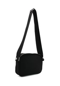 Borsa a tracolla nera in nylon con forma rettangolare, dotata di chiusura a zip e di una singola tracolla regolabile. Texture liscia, design minimalista.