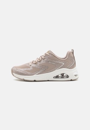 Chaussure de sport Skechers taupe clair avec empeigne en mesh, devant à lacets, semelle blanche amortissante et coussin d'air visible au talon.