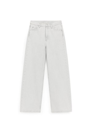 Hellgraue Jeans mit weitem Bein aus Denim, mit hoher Taille, Gürtelschlaufen, Vordertaschen und einem klaren Finish mit minimalen Details.