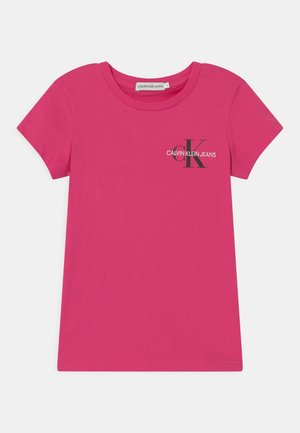 T-shirt rose à manches courtes avec col rond et petit logo Calvin Klein Jeans noir et blanc sur la poitrine gauche.
