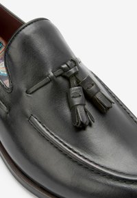Next SIGNATURE LEATHER TASSEL LOAFERS - Alkalmi belebújós cipők - black