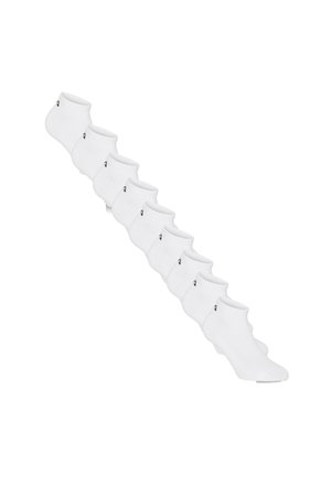 Ocho pares de calcetines blancos simples hasta el tobillo, dispuestos en diagonal, con un pequeño logo negro cerca del puño en cada calcetín.