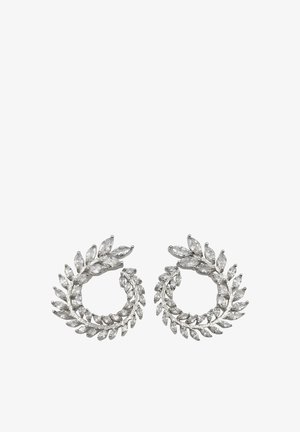 Orecchini a forma di foglia d'argento, adornati con gemme a taglio marquise trasparenti, caratterizzati da un design circolare con dettagli intricati e accenti.