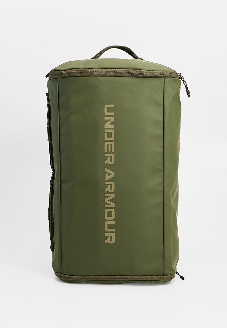 Olivgrüner wasserdichter Rucksack in rechteckiger Form, mit großem Reißverschluss und einem eingeprägten "UNDER ARMOUR"-Logo in Beige auf der Vorderseite.