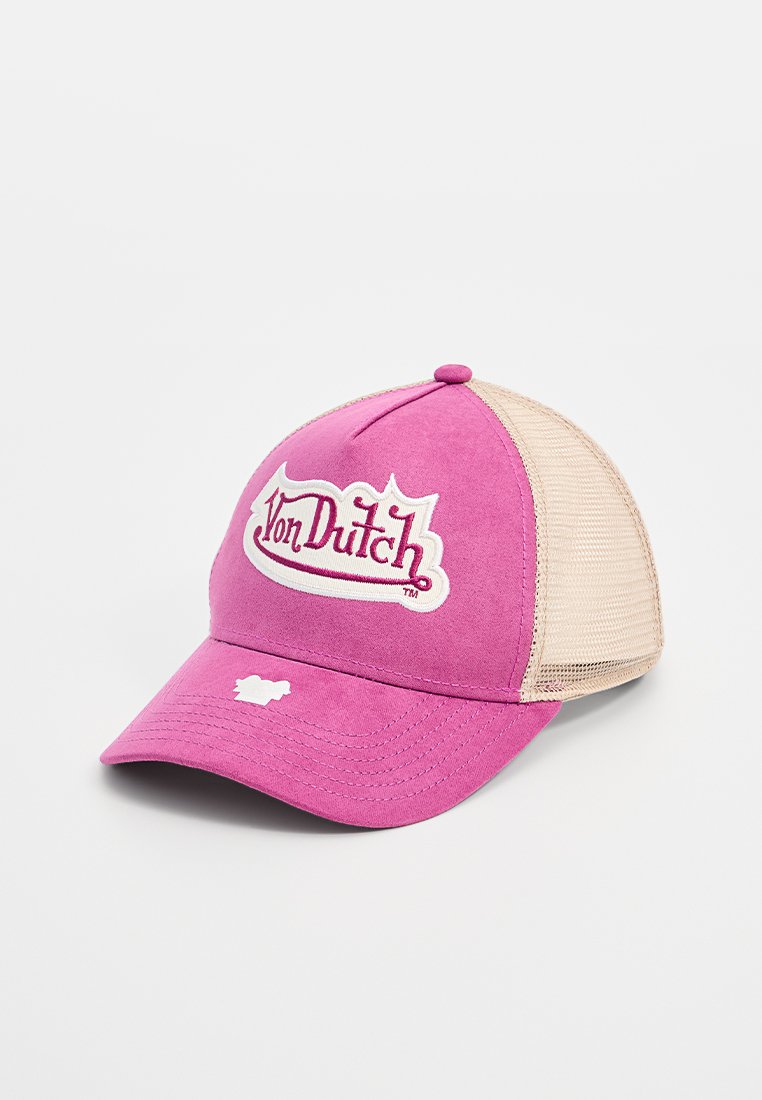 Casquette de baseball en daim rose avec un dos en maille crème. Présente le logo "Von Dutch" en broderie blanche sur le devant et un petit accent sur la visière.