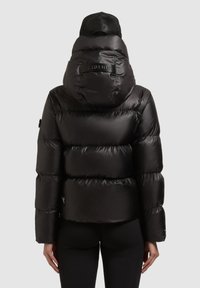 Musta toppatakki, jossa on korkea kaulus ja huppu, kiiltävä viimeistely, tikattu rakenne ja logoplässi takana.