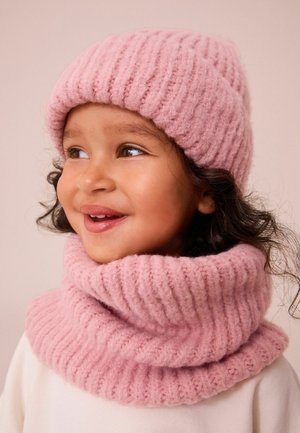 Rosa gerippte Strickmütze und passendes Halswärmer, aus weicher Wolle, mit einer strukturierten Oberfläche und einer engen Passform.