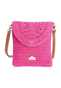 Bolso de mano tejido en rosa con una solapa redondeada, superficie texturizada y un acento de logo dorado. Cuenta con una correa de hombro desmontable en color beige.