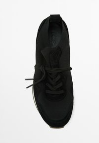 Scarpa sportiva nera con tomaia in mesh, dettagli in suede, lacci piatti e suola in gomma. Presenta una linguetta sul tallone per una facile calzata.
