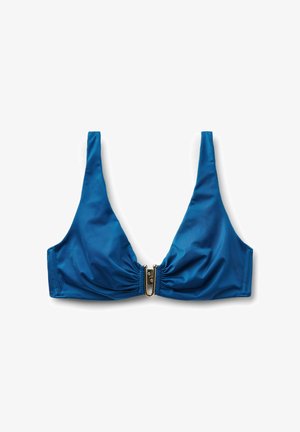 Blauw bikinibovenstuk met brede banden en een gouden sluiting aan de voorkant, plat gelegd op een witte achtergrond.