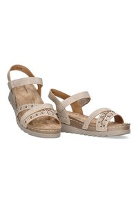 Sandalias beige con dos correas ajustables, plantilla texturizada, patrón decorativo de cortes en las correas y suela de goma con ligera elevación.