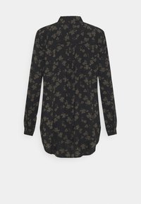 Blusa negra con flores que presenta mangas largas, un cuello y un corte holgado con patrones florales en verde y beige. Incluye un detalle de pliegue en la parte posterior.