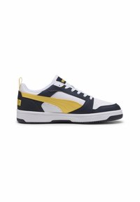 Hvide og marineblå sneakers med gule accenter. Funktioner inkluderer en struktureret overdel, perforeret tå og en gummisål med en kontrasterende hæl.