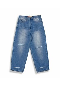 Pantalones vaqueros de pierna ancha en azul claro, con detalles desgastados en las rodillas y tachuelas decorativas a lo largo de la cinturilla y los bolsillos.