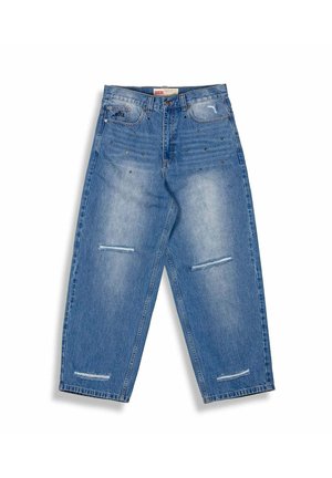 Jeans a gamba larga in denim blu chiaro, con accenti strappati sulle ginocchia e borchie decorative lungo la vita e le tasche.