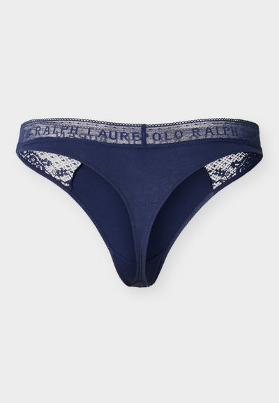 Ναυτικό μπλε εσώρουχο στρινγκ με δαντελένιες πλαϊνές λεπτομέρειες και δαντελένια μέση που φέρει το κείμενο «Ralph Lauren» σε επαναλαμβανόμενο μοτίβο.