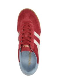 Zapatillas de ante rojo con rayas blancas, puntera redonda y cordones de color tonal. Presenta una plantilla azul y dorada con el logo de la marca y una suela de goma.