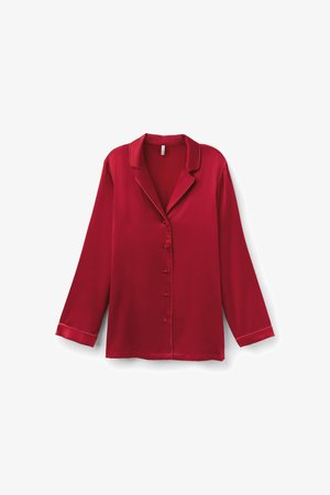 Czerwona satynowa koszula z długim rękawem, kołnierzem z wycięciem, zapinana na guziki z przodu i mankietami. Gładka faktura z lekkim połyskiem, o dopasowanym kroju.