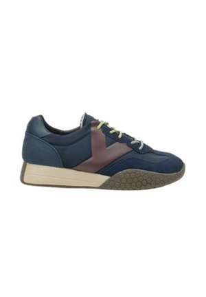 Scarpe sportive navy con tomaia in pelle liscia, dettaglio del logo marrone a contrasto, suola beige e suola in gomma texturizzata. Presenta chiusura con lacci.