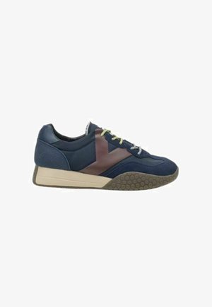 Scarpe sportive navy con tomaia in pelle liscia, dettaglio del logo marrone a contrasto, suola beige e suola in gomma texturizzata. Presenta chiusura con lacci.