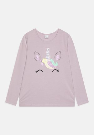 Langärmliges lila Hemd mit einem Einhornkopfmuster, das ein glitzerndes, mehrfarbiges Horn, schwarze Augen und hellrosa Ohren zeigt.