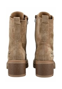 Suede-Ankle-Boots in Beige mit runder Zehenform, Reißverschluss und strukturiertem braunem Blockabsatz. Logodetail an der Außenseite.