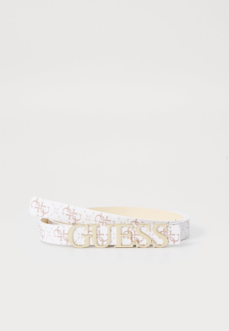 Ceinture de designer blanche avec motif de logo répétitif et boucle dorée épelant "GUESS" en grandes lettres.