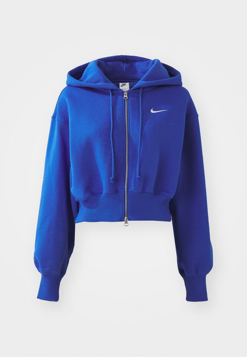 Sudadera corta azul hecha de un tejido suave, con cremallera frontal, cordones y un logo plateado de Nike en el pecho.