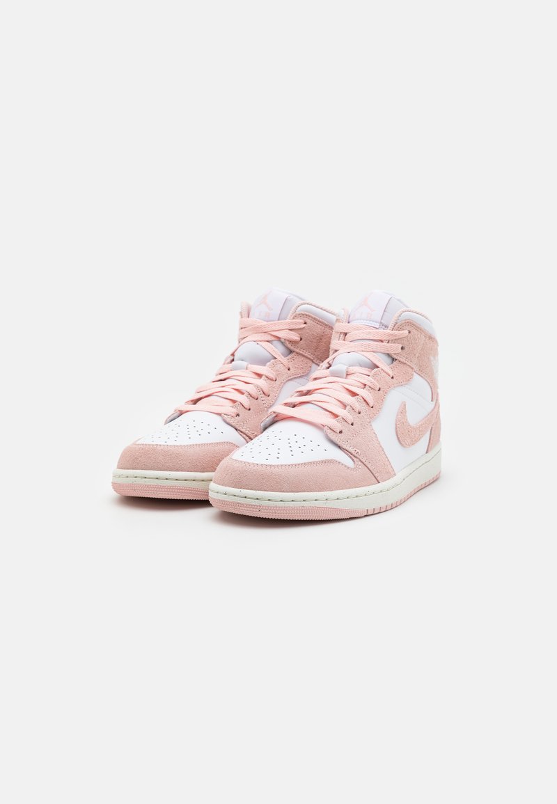 Baskets montantes avec un dessus en daim rose, des accents en cuir blanc, des lacets texturés, une boîte à orteils perforée et une semelle en caoutchouc.