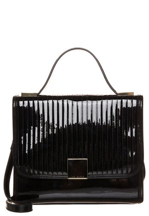 Sac à main en cuir verni noir avec des nervures texturées verticales, poignée supérieure, rabat avant, fermoir carré doré et bandoulière amovible.