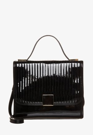 Bolso de mano de cuero charol negro con crestas verticales texturizadas, asa superior, solapa frontal, broche cuadrado en tono dorado y correa de hombro desmontable.