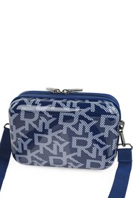 Bolso bandolera azul marino con un acabado brillante, que presenta un patrón de rayas diagonales blancas. Tiene un cierre con cremallera y una correa de tela ajustable.