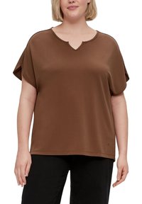 Smeđa kratkoslijeđa V-neck majica od glatkog materijala, s opuštenim krojem i suptilnim detaljem šivanja na izrezu.
