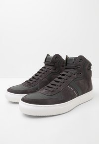 Hochschnittige Sneakers aus dunkelgrauem Wildleder mit schwarzen Lederakzenten, runde Zehenpartie, perforierter Zehenbox und weißer Gummisohle mit geprägt designtem Branding.