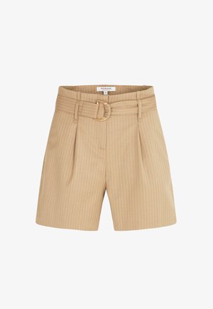 Pantalones cortos beige con rayas blancas verticales, con una cinturilla ancha, un cinturón con una hebilla dorada y dos bolsillos frontales.