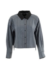 Camisa corta de botones con cuello negro y rayas verticales en blanco, azul y gris. Presenta mangas largas y detalles de botones negros.