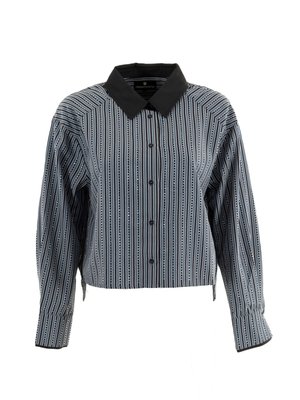 Camicia button-up accorciata con colletto nero e strisce verticali bianche, blu e grigie. Presenta maniche lunghe e dettagli con bottoni neri.